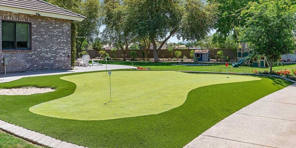 putting green en el patio trasero